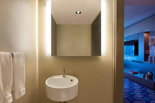 Suite Marvelous con sofá cama y vistas a Broadway - Cama extragrande del hotel W New York - Times Square. Foto 4