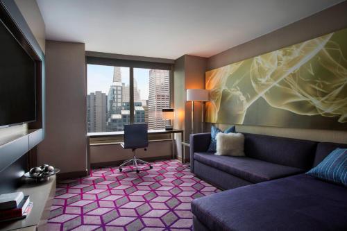 Suite Fantastic con sofá cama y vistas a Broadway - Cama extragrande del hotel W New York - Times Square
