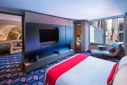 Suite Fantastic con sofá cama y vistas a Broadway - Cama extragrande del hotel W New York - Times Square. Foto 1
