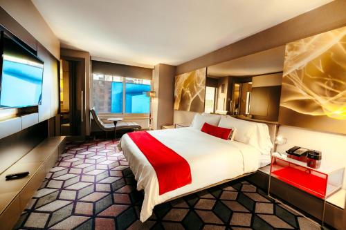 Suite Fantastic con sofá cama y vistas a Broadway - Cama extragrande del hotel W New York - Times Square. Foto 3