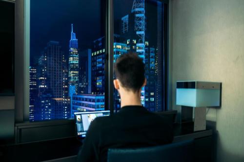 Suite Wow con vistas a Broadway - 1 cama extragrande del hotel W New York - Times Square. Foto 2