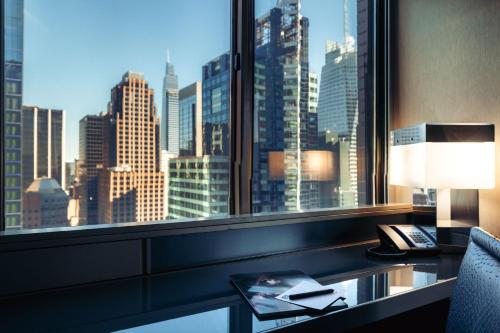 Suite Wow con vistas a Broadway - 1 cama extragrande del hotel W New York - Times Square. Foto 4