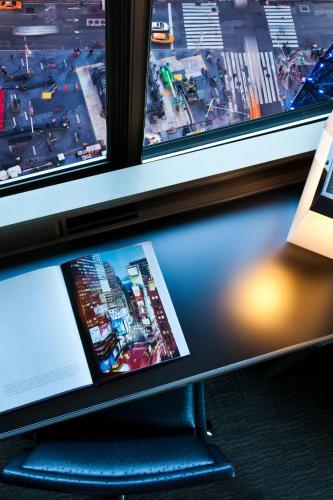 Suite Wow con vistas a Broadway - 1 cama extragrande del hotel W New York - Times Square. Foto 8