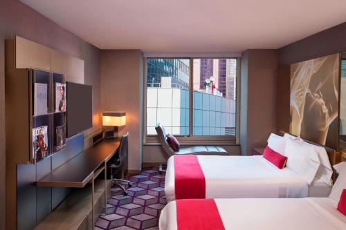 Preciosa habitación doble con 2 camas dobles y bañera - Adaptado para personas con movilidad reducida y discapacidad auditiva del hotel W New York - Times Square. Foto 1