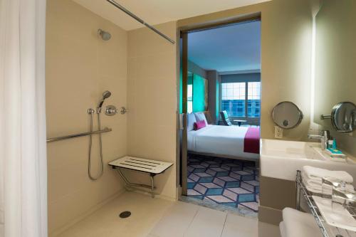 Habitación Espectacular con cama extragrande, vistas al perfil urbano y ducha a ras de suelo - Adaptada para personas de movilidad reducida y con disc del hotel W New York - Times Square. Foto 4