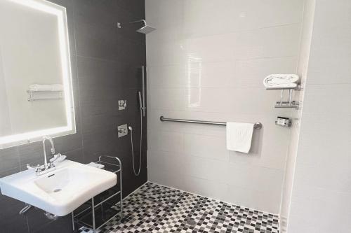 Habitación con cama extragrande y ducha a ras de suelo - Adaptada para personas con movilidad reducida del hotel Ameritania Times Square. Foto 4