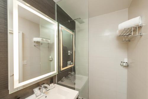 Habitación Deluxe con cama extragrande del hotel Ameritania Times Square. Foto 4