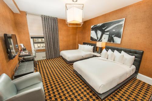 Habitación Doble Deluxe - 2 camas dobles del hotel Ameritania Times Square. Foto 1