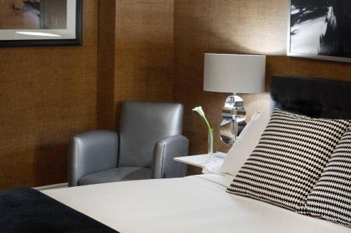 Habitación con cama extragrande y ducha a ras de suelo - Adaptada para personas con movilidad reducida del hotel Ameritania Times Square. Foto 6