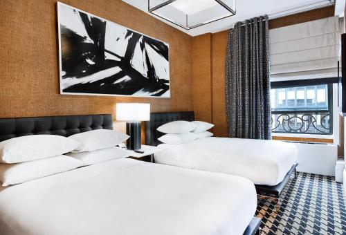 Habitación Doble Deluxe - 2 camas dobles del hotel Ameritania Times Square. Foto 4