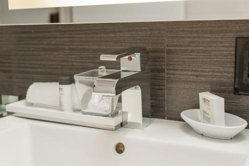 Habitación adaptada para personas con movilidad reducida - Cama grande del hotel Ameritania Times Square. Foto 4