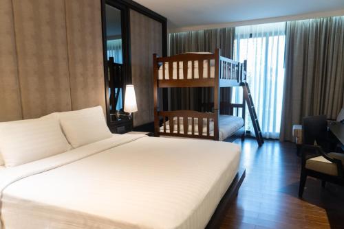 Habitación Familiar con literas del hotel Mövenpick Sukhumvit 15 Bangkok. Foto 4