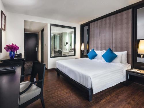 Habitación Deluxe - 1 cama extragrande del hotel Mövenpick Sukhumvit 15 Bangkok. Foto 1