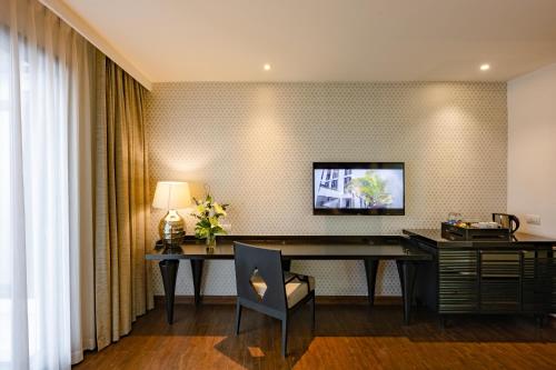 Habitación Executive con cama extragrande del hotel Mövenpick Sukhumvit 15 Bangkok. Foto 7