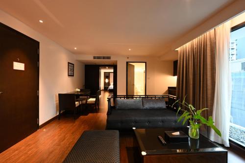 Suite Junior del hotel Mövenpick Sukhumvit 15 Bangkok. Foto 4