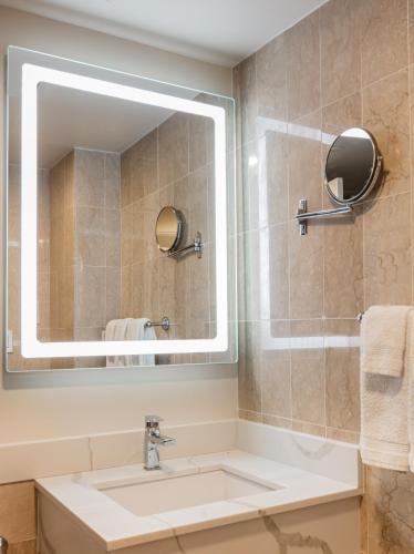 Habitación Luxe con cama doble extra grande del hotel Westgate New York Grand Central