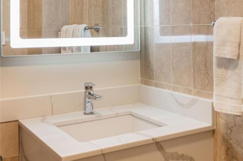 Habitación Luxe con cama doble extra grande del hotel Westgate New York Grand Central. Foto 4