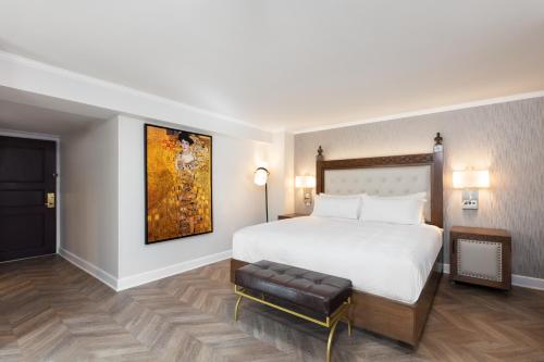 Alojamiento Luxe con cama extragrande y balcón del hotel Westgate New York Grand Central. Foto 1