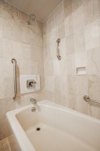 Suite Luxe de 1 dormitorio con cama extragrande y balcón del hotel Westgate New York Grand Central