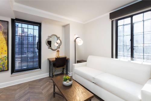 Suite Luxe de 1 dormitorio con cama extragrande y balcón del hotel Westgate New York Grand Central. Foto 4