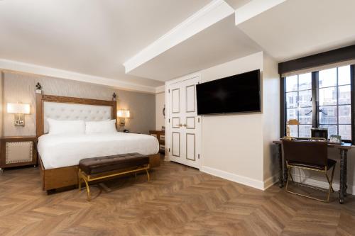 Suite Luxe con cama extragrande del hotel Westgate New York Grand Central. Foto 1