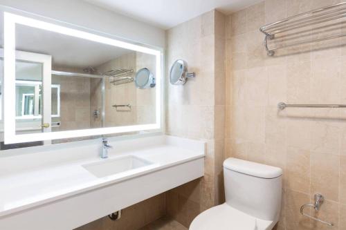 Suite Luxe con cama extragrande del hotel Westgate New York Grand Central. Foto 3