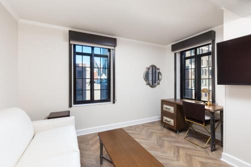 Suite Luxe de 1 dormitorio con cama extragrande del hotel Westgate New York Grand Central. Foto 4