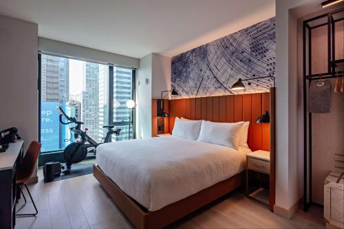 Habitación Wellness con bicicleta Peloton y vistas a la plaza - 1 cama extragrande del hotel Tempo By Hilton New York Times Square. Foto 4