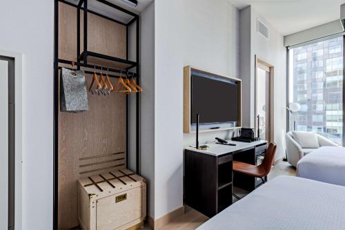 Habitación adaptada para personas con movilidad reducida y con vistas a la ciudad - 2 camas grandes del hotel Tempo By Hilton New York Times Square. Foto 1