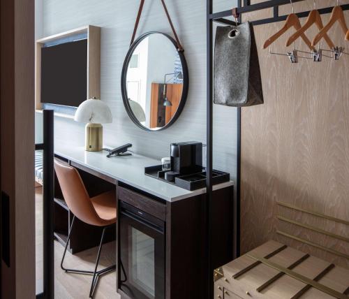 Habitación con ducha accesible en silla de ruedas y vistas a la ciudad - 1 cama extragrande - Adaptada para personas con movilidad reducida del hotel Tempo By Hilton New York Times Square. Foto 4