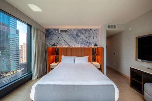 Habitación Esquinera con vistas a la plaza - 1 cama extragrande - Adaptada para personas con discapacidad auditiva del hotel Tempo By Hilton New York Times Square. Foto 1