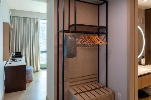 Habitación Esquinera con vistas a la plaza - 1 cama extragrande - Adaptada para personas con discapacidad auditiva del hotel Tempo By Hilton New York Times Square. Foto 2