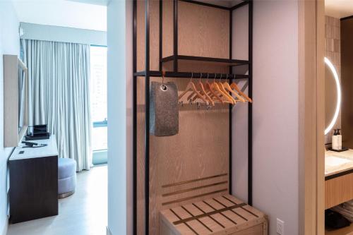 Habitación Esquinera con vistas a la plaza - 1 cama extragrande - Adaptada para personas con discapacidad auditiva del hotel Tempo By Hilton New York Times Square. Foto 4