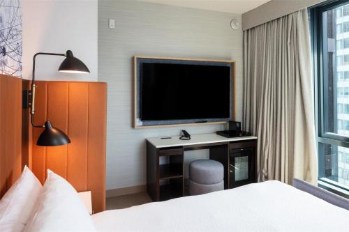 Habitación Esquinera con vistas a la plaza - 1 cama extragrande - Adaptada para personas con discapacidad auditiva del hotel Tempo By Hilton New York Times Square. Foto 5