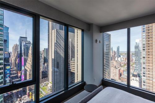 Habitación Esquinera con vistas a la plaza - 1 cama extragrande - Adaptada para personas con discapacidad auditiva del hotel Tempo By Hilton New York Times Square. Foto 6