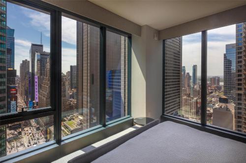 Habitación Esquinera con vistas a la plaza - 1 cama extragrande del hotel Tempo By Hilton New York Times Square. Foto 6