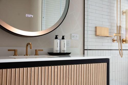 Habitación con 2 camas grandes y ducha de traslado - Adaptada para personas de movilidad reducida del hotel Tempo By Hilton New York Times Square. Foto 4