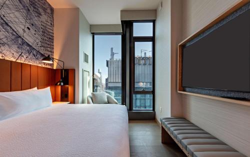 Habitación con ducha a ras de suelo, adaptada para personas de movilidad reducida - Cama extragrande del hotel Tempo By Hilton New York Times Square