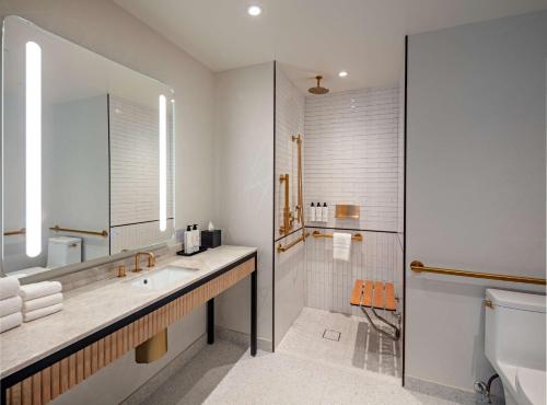 Habitación con ducha a ras de suelo, adaptada para personas de movilidad reducida - Cama extragrande del hotel Tempo By Hilton New York Times Square. Foto 2