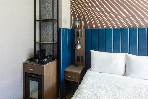 Habitación Deluxe con vistas al perfil urbano - 2 camas grandes - Adaptada para personas con discapacidad auditiva del hotel Tempo By Hilton New York Times Square. Foto 12