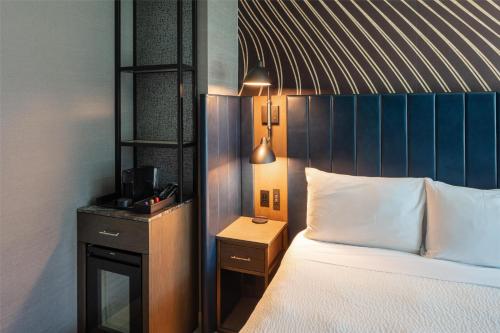 Habitación Deluxe con vistas al perfil urbano - 2 camas grandes - Adaptada para personas con discapacidad auditiva del hotel Tempo By Hilton New York Times Square. Foto 13