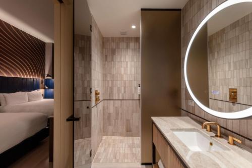 Habitación Deluxe con 2 camas grandes y vistas al perfil urbano del hotel Tempo By Hilton New York Times Square. Foto 2