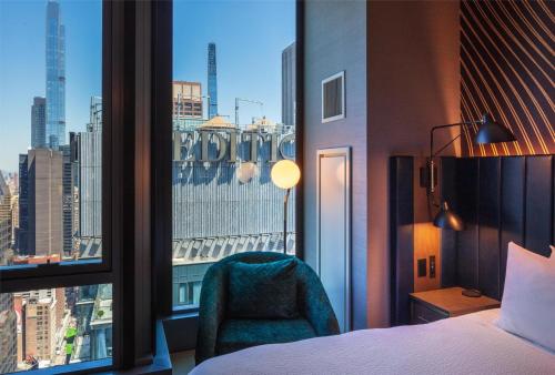 Habitación Deluxe con vistas panorámicas - cama extragrande del hotel Tempo By Hilton New York Times Square. Foto 4