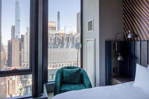 Habitación Deluxe con vistas panorámicas - cama extragrande del hotel Tempo By Hilton New York Times Square. Foto 5