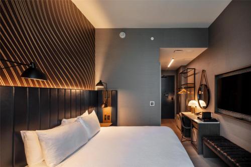 Habitación Deluxe con vistas panorámicas - cama extragrande del hotel Tempo By Hilton New York Times Square. Foto 6