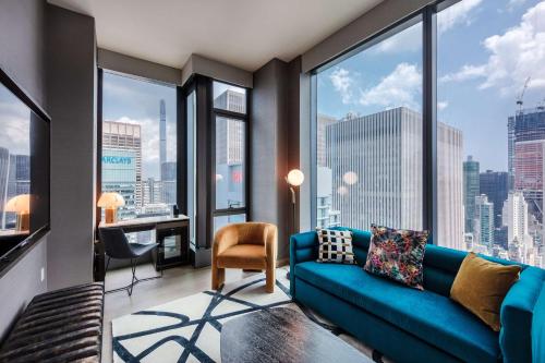 Suite Esquinera con ducha accesible en silla de ruedas y vistas a la plaza - 1 cama extragrande - Adaptada para personas con movilidad reducida del hotel Tempo By Hilton New York Times Square. Foto 3