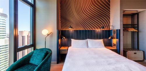 Suite Esquinera con ducha accesible en silla de ruedas y vistas a la plaza - 1 cama extragrande - Adaptada para personas con movilidad reducida del hotel Tempo By Hilton New York Times Square. Foto 5