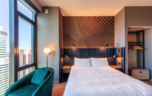 Suite Esquinera con ducha accesible en silla de ruedas y vistas a la plaza - 1 cama extragrande - Adaptada para personas con movilidad reducida del hotel Tempo By Hilton New York Times Square. Foto 6