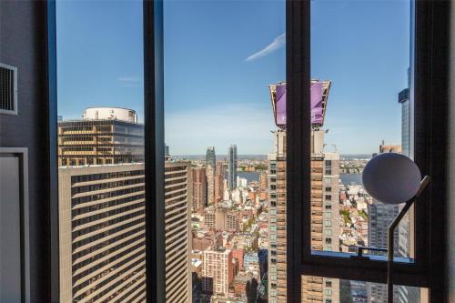 Suite Esquinera con ducha accesible en silla de ruedas y vistas a la plaza - 1 cama extragrande - Adaptada para personas con movilidad reducida del hotel Tempo By Hilton New York Times Square. Foto 7