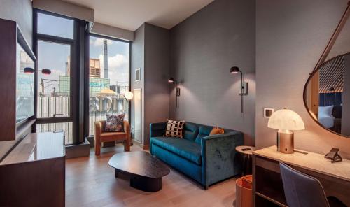 Suite con cama extragrande y vistas al perfil urbano del hotel Tempo By Hilton New York Times Square